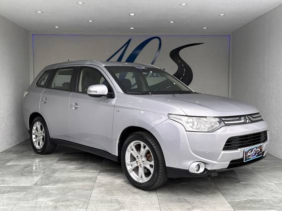 MITSUBISHI OUTLANDER 3.0 GT 4X4 V6 24V GASOLINA 4P AUTOMÁTICO MITSUBISHI OUTLANDER 3.0 GT 4X4 V6 24V GASOLINA 4P AUTOMÁTICO